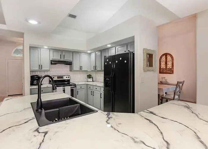 Spacious Luxury Pool Home Oasis - 8Mi To Airport